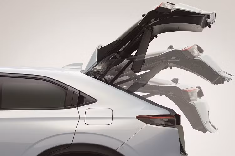 Trên đầu xe, Honda HR-V thế hệ thứ ba được trang bị lưới tản nhiệt mới hình lục giác với những nan nằm ngang, xếp sát với nhau. Chưa hết, lưới tản nhiệt còn được sơn cùng màu với thân xe, mang đến cảm giác độc đáo hơn trước. Chỉ có nẹp cao nhất của lưới tản nhiệt, nối giữa 2 đèn pha, là được mạ crôm như điểm nhấn cho phần đầu xe.