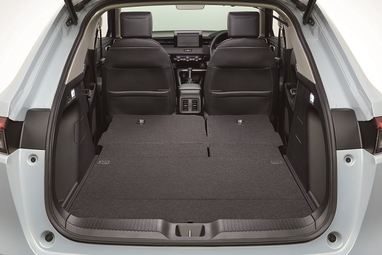 Tương tự ngoại thất, nội thất của Honda HR-V 2021 cũng được thiết kế theo hơi hướng tối giản với mặt táp-lô nằm ngang, đi kèm cửa gió điều hòa kéo dài sang hai bên cột A. Trong khi đó, cửa gió điều hòa hình chữ "L" ở hai góc của mặt táp-lô sẽ khuếch tán luồng gió điều hòa lên nóc theo đường kính lái và kính cửa sổ nhằm mang đến cảm giác thoải mái cho người dùng. Ngay cả cửa gió điều hòa ở hàng ghế sau cũng hoạt động tương tự.