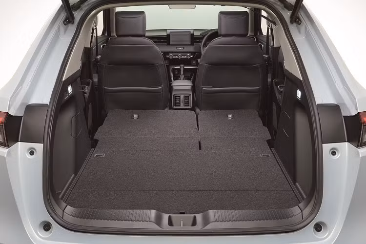 Tương tự ngoại thất, nội thất của Honda HR-V 2021 cũng được thiết kế theo hơi hướng tối giản với mặt táp-lô nằm ngang, đi kèm cửa gió điều hòa kéo dài sang hai bên cột A. Trong khi đó, cửa gió điều hòa hình chữ "L" ở hai góc của mặt táp-lô sẽ khuếch tán luồng gió điều hòa lên nóc theo đường kính lái và kính cửa sổ nhằm mang đến cảm giác thoải mái cho người dùng. Ngay cả cửa gió điều hòa ở hàng ghế sau cũng hoạt động tương tự.