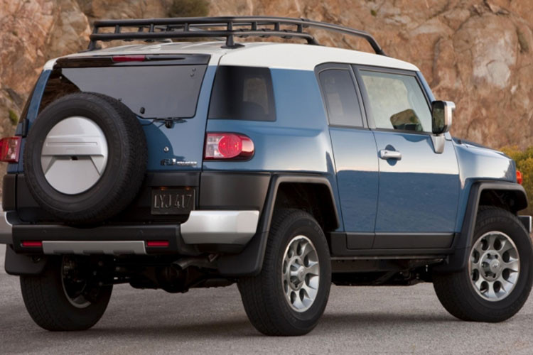 Đáng tiếc Toyota không công bố nhiều thông tin liên quan đến mẫu xe này. Dự đoán, Toyota Compact Cruiser EV được phát triển dựa trên cơ sở gầm bệ e-TNGA dành riêng cho ô tô điện. Rất có thể xe được trang bị 2 mô-tơ điện trên 2 cầu để có hệ dẫn động 4 bánh toàn thời gian.