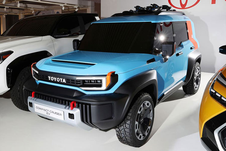 Toyota Compact Cruiser EV mang trên mình thiết kế của SUV việt dã và gợi liên tưởng đến đàn anh FJ Cruiser. Đồng thời, mẫu xe concept này mượn một vài chi tiết thiết kế của người anh em Land Cruiser.