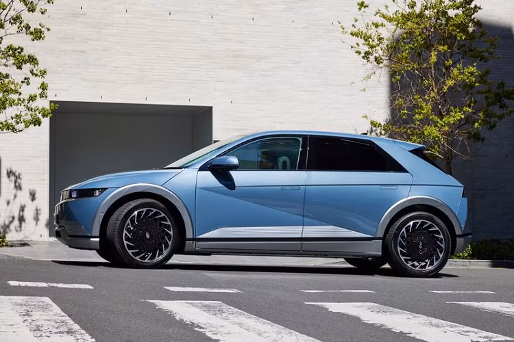 Hyundai Ioniq 5 2022 được phát triển dựa trên khung gầm Electric-Global Modular Platform (E-GMP). Thiết kế bên ngoài độc đáo nhưng vẫn khá trung thành với mẫu concept 45. Hyundai gọi nó là ngôn ngữ thiết kế 'Động lực học tham số', với Ioniq 5 có cách xử lý bề mặt sắc nét, mui xe phía trước hình vỏ sò và vát thấp về phía trước, tay nắm cửa phẳng.