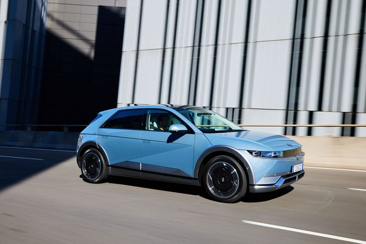 Với việc có chiều dài cơ sở dài hơn 100 mm so với Palisade, không cần phải nói bạn cũng biết rằng chiếc Crossover này rộng như thế nào. Ioniq 5 có sức chứa hàng hóa là 531 lít tiêu chuẩn và có thể tăng lên gần 1.600 lít khi bạn gập hàng ghế thứ hai xuống.