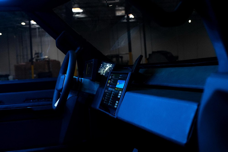 Bên cạnh đó, nhờ khung gầm kiểu tấm ván được phát triển nội bộ, bán tải điện Atlis XT có khả năng tùy biến cao và có thể được cấu hình với thân vỏ dịch vụ hoặc thùng hàng phẳng để đáp ứng yêu cầu của chủ sở hữu đội xe, doanh nghiệp nhỏ, và giới thương nhân.