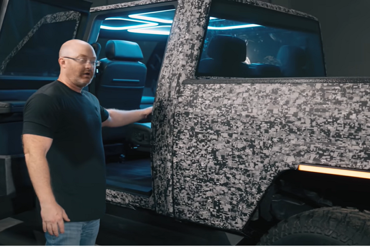 Bên trong, Atlis XT cung cấp chỗ ngồi cho tối đa 3 hoặc 6 hành khách tùy thuộc vào cấu hình. Một màn hình hiển thị cụm đồng hồ được gắn vào cột lái để mang đến góc nhìn tốt hơn, và phiên bản sản xuất sẽ được trang bị màn hình cảm ứng trung tâm cỡ 12,8 inch với tính năng tương thích Apple CarPlay và Android Auto. Theo vào đó, quanh vô lăng còn có 2 màn hình nữa để hiển thị hình ảnh từ camera bên sườn.