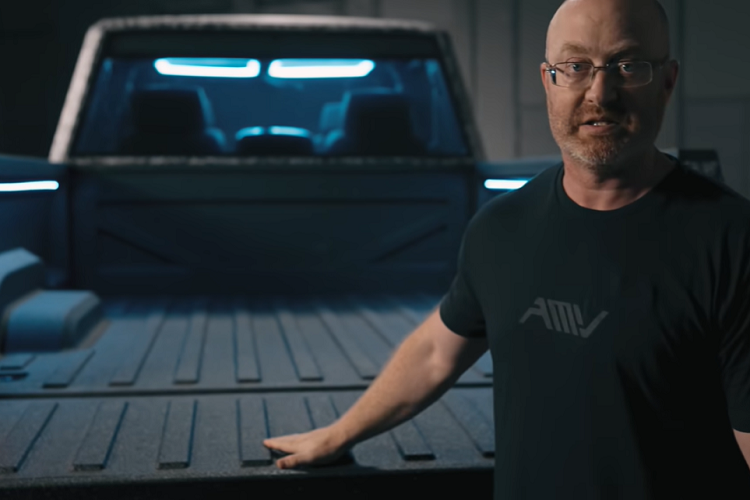 Để cải thiện khả năng tầm nhìn, mỗi cụm đèn pha có 4 đèn chạy ban ngày mà cũng đóng vai trò là đèn xi-nhan và có thể nhấp nháy các màu khác nhau. Thanh đèn trước và sau cũng được tích hợp vào kính chắn gió trước và sau, trong khi camera hiện đại đã thay thế cho gương chiếu hậu bên truyền thống. Để dễ dàng ra vào xe hơn, bậc thang của XT được tích hợp vào cấu trúc của khung gầm và kéo dài dọc theo cả hai bên.