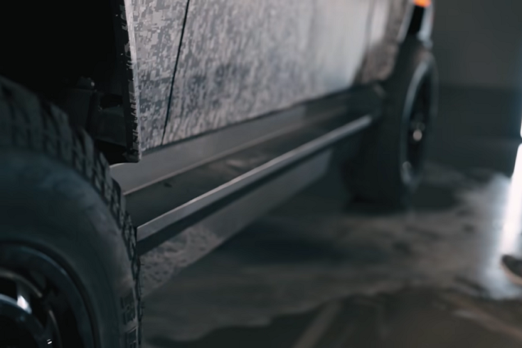 Vì không cần khoang động cơ, nguyên mẫu XT có phần nắp capô dốc giúp cải thiện tính khí động học và tầm nhìn. Hơn nữa, phần cốp còn trước cung cấp dung tích chứa lên đến 524 lít mà theo Atlis tuyên bố là "thể tích lớn nhất so với bất kỳ loại xe điện nào trên thị trường hiện nay hoặc dự kiến sẽ ra mắt trong hai năm tới." Trong khi đó, thùng xe sẽ có các kích thước 1,98 mét và 2,74 mét.