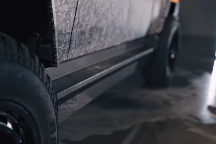 Vì không cần khoang động cơ, nguyên mẫu XT có phần nắp capô dốc giúp cải thiện tính khí động học và tầm nhìn. Hơn nữa, phần cốp còn trước cung cấp dung tích chứa lên đến 524 lít mà theo Atlis tuyên bố là "thể tích lớn nhất so với bất kỳ loại xe điện nào trên thị trường hiện nay hoặc dự kiến sẽ ra mắt trong hai năm tới." Trong khi đó, thùng xe sẽ có các kích thước 1,98 mét và 2,74 mét.