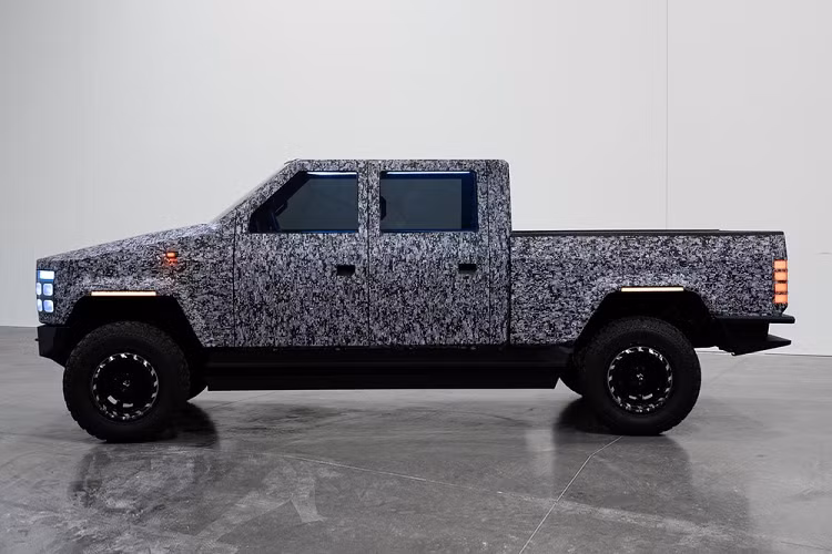 Các thông số kỹ thuật của XT vẫn không đổi kể từ khi được công bố vào năm 2019. Nó có trang bị 4 mô tơ điện với một mô tơ được gắn vào mỗi bánh xe, và bộ pin sẽ cung cấp cự li di chuyển từ 480 đến 800 km và sạc lại đầy trong vòng chưa đến 15 phút bằng cách sử dụng mạng lưới sạc cao cấp độc quyền của công ty. Nó cũng sẽ cung cấp trọng tải từ 450 kg đến 2.250 kg, sức kéo lên đến 15,8 tấn và khoảng sáng gầm xe lên tới 30 cm. Atlis có kế hoạch bắt đầu sản xuất XT vào cuối năm 2022.