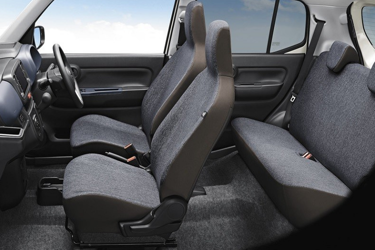 Trước mặt người lái xuất hiện vô lăng mới, tích hợp phím chỉnh âm lượng hoặc kết nối Bluetooth. Đằng sau vô lăng, bảng đồng hồ có thêm màn hình LCD nhỏ nằm ngang, tạo cảm giác phức tạp hơn. Ngoài ra, xe còn được trang bị màn hình thông tin giải trí nhỏ, nằm giữa 2 cửa gió điều hòa trung tâm đặt dọc và các nút chỉnh điều hòa mới.