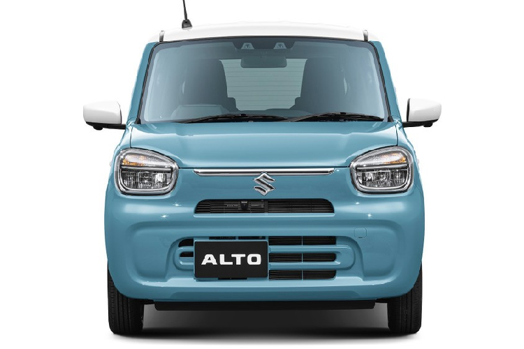 Không chỉ có kích thước nhỏ, Suzuki Alto 2022 còn mang trên mình thiết kế vuông vức và đậm chất cổ điển. Trên đầu xe, Suzuki Alto 2022 được bổ sung lưới tản nhiệt cỡ nhỏ hơn và nằm bên dưới logo của hãng. Logo này đi kèm nẹp mạ crôm nằm ngang được đặt giữa 2 cụm đèn pha cỡ lớn. Thêm vào đó là hốc gió trung tâm khá rộng bên dưới, tích hợp khung lắp biển số trước.