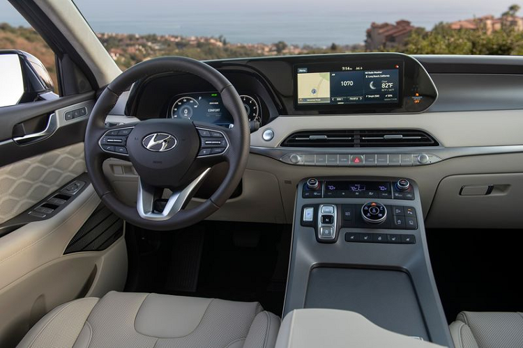 Các tính năng đáng chú ý khác của chiếc SUV 7 chỗ gồm bọc da Nappa cao cấp, đi kèm cụm công cụ trung tâm TFT kỹ thuật số 12,3 inch, màn hình thông tin giải trí TFT 10,25 inch tương thích Android Auto và Apple CarPlay, bộ sạc không dây Qi, hệ thống âm thanh Infinity tích hợp công nghệ âm thanh vòm Clari-Fi, QuantumLogic và màn hình HUD.