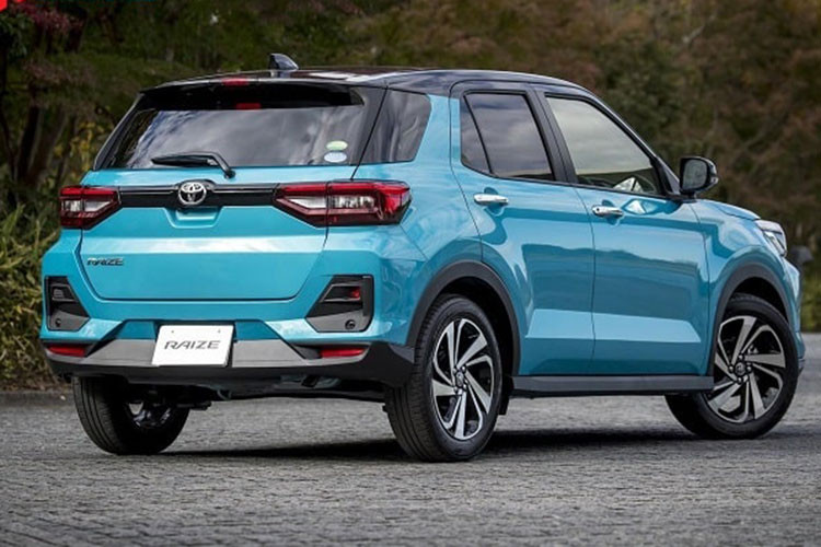 Nói thêm về Toyota Raize, mẫu crossover cỡ B này sở hữu kích thước tổng thể dài - rộng cao tương ứng là 3.995 x 1.695 x 1.620 mm (phiên bản tại Indonesia được gia tăng kích thước không đáng kể); chiều dài trục cơ sở của xe đạt mức 2.525 mm. Dựa vào thông số này, có thể thấy kích thước chung của Toyota Raize khá "hạt tiêu" và khiêm tốn so với các đối thủ hạng B như Ford EcoSport, Kia Seltos hay Mazda CX-3.