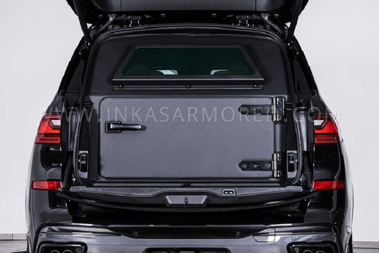 Với phần trọng lượng gia tăng, hệ thống treo của BMW X7 rõ ràng cũng cần được sửa đổi, xe cũng được lắp lốp run-flat để di chuyển tốt. Bộ pin và mô-đun điều khiển điện tử cũng có thêm phần bảo vệ theo tiêu chuẩn.