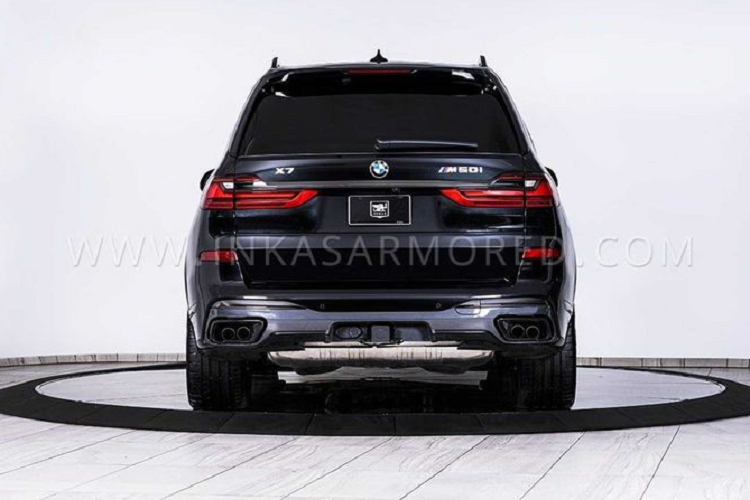 Ở bên trong, khách hàng vẫn được hưởng đủ sự thoải mái và tiện nghi của một chiếc BMW X7 bình thường, ba hàng ghế bọc da được giữ nguyên tuy nhiên khoang cốp có vẻ bị thu hẹp một chút vì sự xuất hiện của cửa an ninh phía sau.