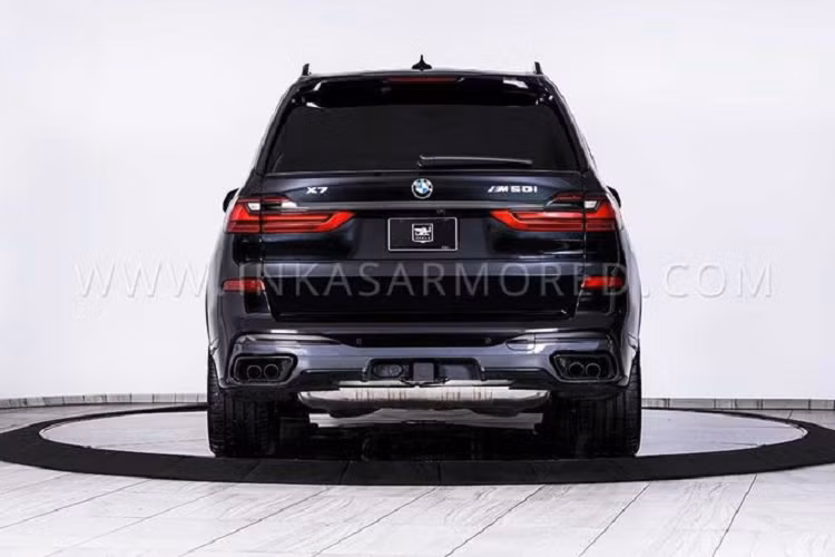 Ở bên trong, khách hàng vẫn được hưởng đủ sự thoải mái và tiện nghi của một chiếc BMW X7 bình thường, ba hàng ghế bọc da được giữ nguyên tuy nhiên khoang cốp có vẻ bị thu hẹp một chút vì sự xuất hiện của cửa an ninh phía sau.