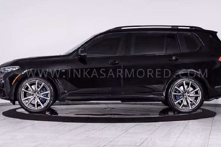 Theo Inkas, BMW X7 mới có thể chống đạn 7.62 hoặc .308 và an toàn thoát khỏi vụ nổ do hai quả lựu đạn nổ đồng thời.