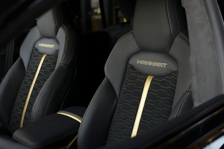 Khoang nội thất của xe cũng được đồng bộ với các điểm nhấn màu vàng trên bảng táp lô, bảng điều khiển trung tâm, bụng cửa và vô lăng giống với diện mạo bên ngoài của xe.