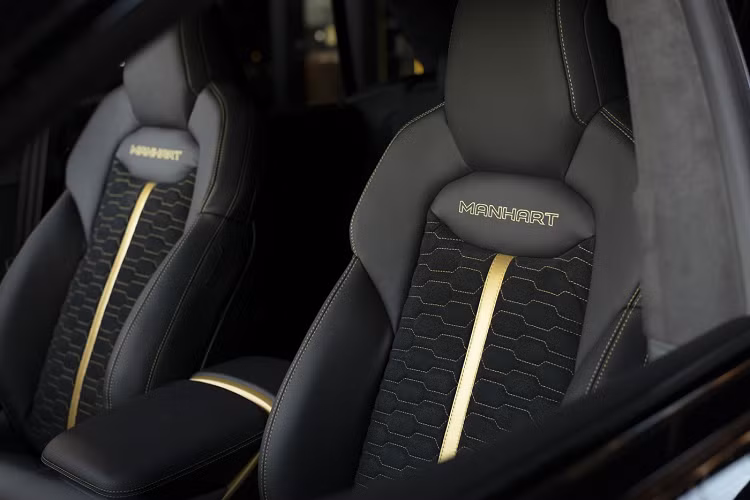 Khoang nội thất của xe cũng được đồng bộ với các điểm nhấn màu vàng trên bảng táp lô, bảng điều khiển trung tâm, bụng cửa và vô lăng giống với diện mạo bên ngoài của xe.