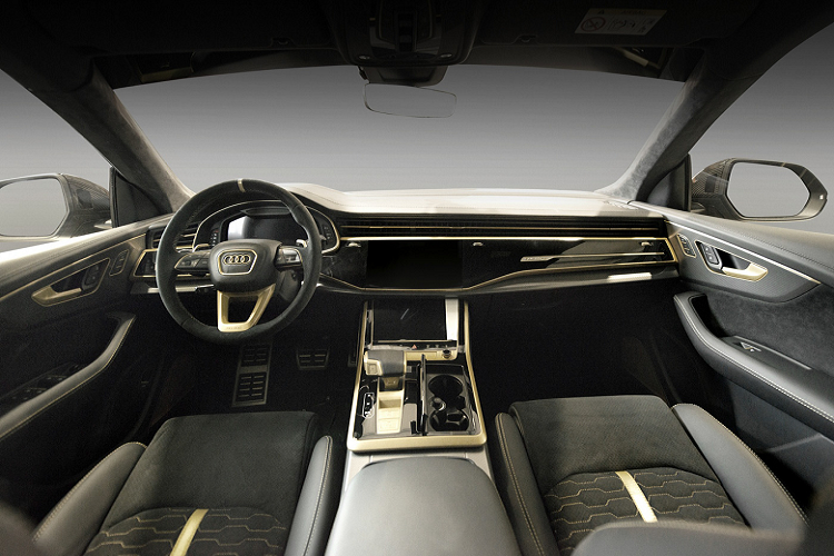 Manhart đã bổ sung thêm thảm sàn và ghế bọc da mới được chính thương hiệu gia công với những đường khâu trang trí màu vàng gold xung quanh khoang nội thất của xe.