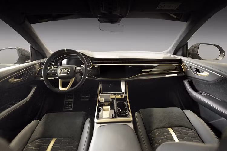 Manhart đã bổ sung thêm thảm sàn và ghế bọc da mới được chính thương hiệu gia công với những đường khâu trang trí màu vàng gold xung quanh khoang nội thất của xe.