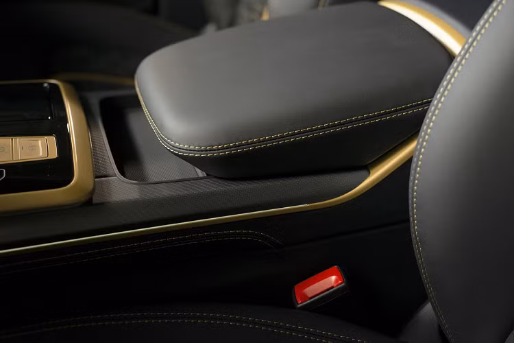 Để đạt được mức công suất ấn tượng này, bên cạnh việc lập trình lại thì các kỹ sư ECU Manhart đã bổ sung thêm bộ phận hút khí Eventuri, bộ làm mát trung tâm mới, bộ turbo mới và hệ thống xả thể thao với bộ chuyển đổi xúc tác 200 cell. Đội ngũ kỹ thuật từ Manhart cũng cập nhật hộp số tự động của xe để có khả năng xử lý mô-men xoắn lớn. Về diện mạo tổng thể, RQ 900 trông hầm hố hơn rất nhiều so với RS Q8 nguyên bản với lớp áo ngoại thất màu đen bóng cùng các chi tiết màu vàng gold tinh tế.