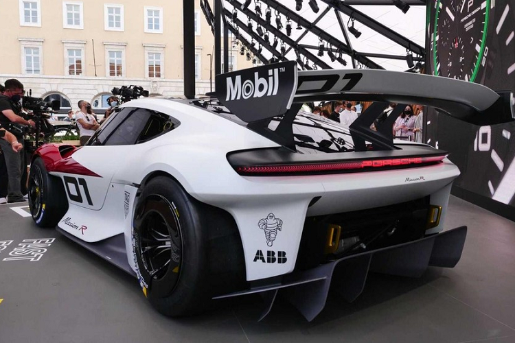 Ở thời điểm hiện tại, Porsche không có kế hoạch đưa mẫu xe concept đặc biệt này vào sản xuất. Tuy nhiên, một chiếc xe áp dụng các công nghệ tương tự như trong siêu xe Porsche Mission R điện có thể sẽ ra đời trong tương lai dưới vai trò một chiếc xe đua dành cho khách hàng tư nhân.