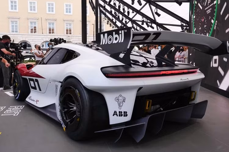 Ở thời điểm hiện tại, Porsche không có kế hoạch đưa mẫu xe concept đặc biệt này vào sản xuất. Tuy nhiên, một chiếc xe áp dụng các công nghệ tương tự như trong siêu xe Porsche Mission R điện có thể sẽ ra đời trong tương lai dưới vai trò một chiếc xe đua dành cho khách hàng tư nhân.