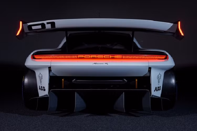 Công suất cực đại nói trên là một con số cao nhất và hãng xe đến từ Stuttgart giải thích rằng chiếc xe đua điện có thể tạo ra công suất không đổi là 680 mã lực. Công nghệ 900 volt tiên tiến đảm bảo có thể sạc lại tới 75% bộ pin làm mát bằng dầu chỉ sau 15 phút.