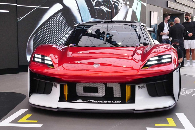 Mẫu concept Porsche Mission R chạy điện là tầm nhìn của hãng xe thể thao Đức về một chiếc xe đua không khí thải trong tương lai, được chế tạo từ vật liệu bền vững và cung cấp hiệu suất đường đua ngang ngửa các đối thủ chạy bằng động cơ đốt mạnh nhất và tốt nhất.