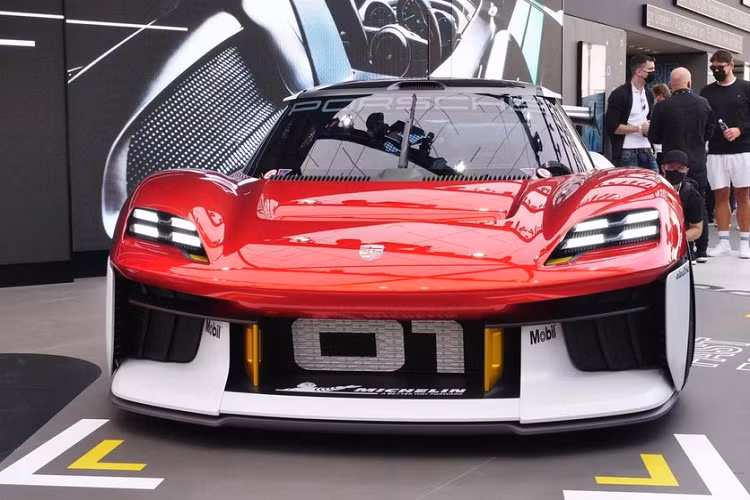 Mẫu concept Porsche Mission R chạy điện là tầm nhìn của hãng xe thể thao Đức về một chiếc xe đua không khí thải trong tương lai, được chế tạo từ vật liệu bền vững và cung cấp hiệu suất đường đua ngang ngửa các đối thủ chạy bằng động cơ đốt mạnh nhất và tốt nhất.