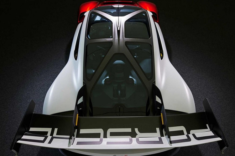 Điều thú vị nữa về cabin là mô-đun của người lái xe cũng đóng vai trò như một máy mô phỏng thể thao điện tử.