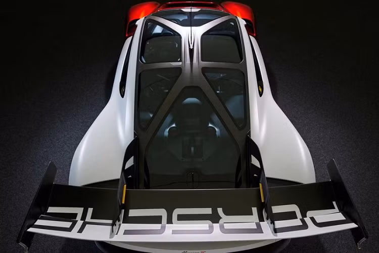 Điều thú vị nữa về cabin là mô-đun của người lái xe cũng đóng vai trò như một máy mô phỏng thể thao điện tử.