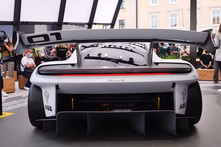 Thấp hơn một chút so với 718 Cayman hiện tại, Mission R chỉ cao 1.190 mm, dài 4.326 mm, và rộng 1.990 mm.