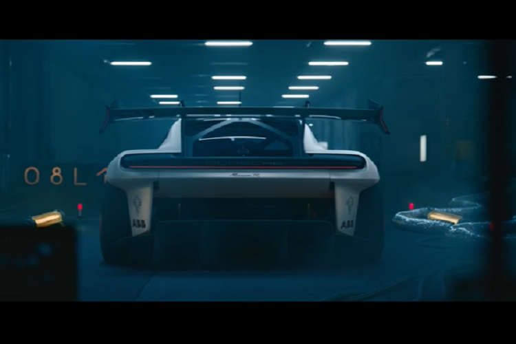 Nói đến thân vỏ, Porsche cho biết nó được làm bằng nhựa gia cố bằng sợi tự nhiên (NFRP), và chất liệu tương tự cũng được áp dụng phần lớn trong nội thất. Cấu trúc an toàn của xe đua được làm bằng vật liệu hỗn hợp sợi carbon đảm bảo khả năng bảo vệ cao cho người lái.