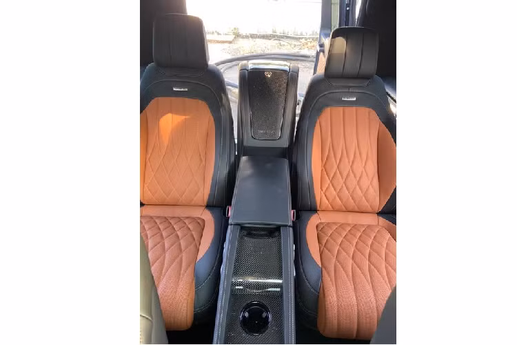 Trong đó, hàng ghế sau của xe được thiết kế kiểu thương gia với vách ngăn trung tâm cỡ lớn và cả hai ghế sau đều có bệ đỡ chân cùng khả năng ngả sâu, tương tự các mẫu xe của Maybach. Tiếp tới, cả 4 ghế ngồi của xe đều có chức năng massage/làm mát/sưởi/chỉnh điện và bọc da Nappa cao cấp hai màu tương phản.