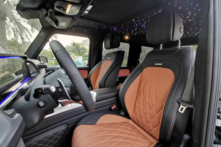 Trang bị gây ấn tượng thứ hai của chiếc Mercedes-AMG G63 Gewinner MBS đầu tiên tại Việt Nam nằm ở phần trần xe với trang bị "Bầu trời sao" vốn chỉ xuất hiện trên các mẫu xe siêu sang mang thương hiệu Rolls-Royce.