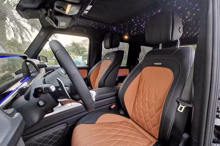 Trang bị gây ấn tượng thứ hai của chiếc Mercedes-AMG G63 Gewinner MBS đầu tiên tại Việt Nam nằm ở phần trần xe với trang bị "Bầu trời sao" vốn chỉ xuất hiện trên các mẫu xe siêu sang mang thương hiệu Rolls-Royce.