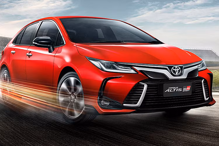 Trong khi Corolla Altis tại Việt Nam vẫn đang “dậm chân” ở thế hệ cũ, thì Toyota Thái Lan đã giới thiệu Corolla Altis 2021 và đây cũng chính là phiên bản nâng cấp mới vốn đã được giới thiệu tại Thái từ cuối tháng 9 năm 2019. Toyota Corolla Altis 2021 mới là bản nâng cấp tập trung vào trang bị ngoại thất (bản GR Sport) và trang bị an toàn, tiện nghi và hỗ trợ lái.
