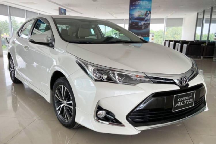 Có thể nói, sự hiện diện của Corolla Altis chỉ để lấp đầy phân khúc sedan hạng C tại Việt Nam. Corolla Altis không phải là một dòng xe mà Toyota Việt Nam (TMV) chú trọng vào doanh số, đây là lý do mà TMV không “mặn mà” để mang Corolla Altis thế hệ mới về nước.