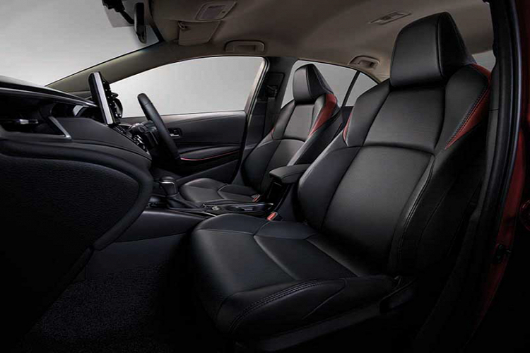 Ở phiên bản cao cấp nhất, Toyota Corolla Altis 1.8 GR-Sport CVT, phiên bản này được trang bị bộ bodykits thể thao, đi kèm với cánh lướt gió phía sau. “Dàn chân” sử dụng bộ mâm hợp kim đa chấu kích thước 17 inch. Bổ sung thêm màn hình hiển thị trên kính lái (HUD), lẫy chuyển số đằng sau vô lăng, ghế thể thao bọc da đen kết hợp với chi tiết màu đỏ.