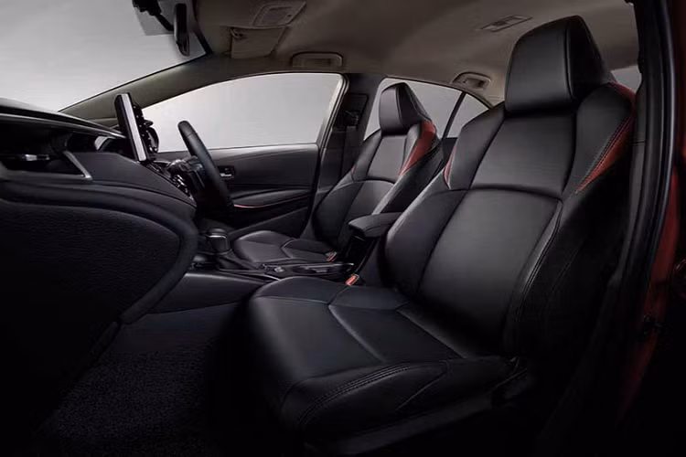 Ở phiên bản cao cấp nhất, Toyota Corolla Altis 1.8 GR-Sport CVT, phiên bản này được trang bị bộ bodykits thể thao, đi kèm với cánh lướt gió phía sau. “Dàn chân” sử dụng bộ mâm hợp kim đa chấu kích thước 17 inch. Bổ sung thêm màn hình hiển thị trên kính lái (HUD), lẫy chuyển số đằng sau vô lăng, ghế thể thao bọc da đen kết hợp với chi tiết màu đỏ.