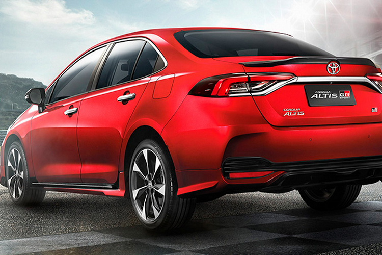 Không có thay đổi về động cơ và hệ truyền động, Corolla Altis 2021 tại Thái Lan vẫn duy trì các phiên bản động cơ 1.6L và 1.8L hút khí tự nhiên. Tất cả phiên bản đều sử dụng hộp số tự động biến thiên vô cấp CVT. Phiên bản và giá xe Toyota Corolla Altis 2021 tại Thái Lan: 1.6 J Limo 839.000 bath (642 triệu đồng); 1.6 G CVT 879.000 bath (672 triệu đồng); 1.8 CVT Sport 964.000 bath (737 triệu đồng); 1.8 GR-Sport CVT (Mới) 1.099.000 bath (841 triệu đồng)