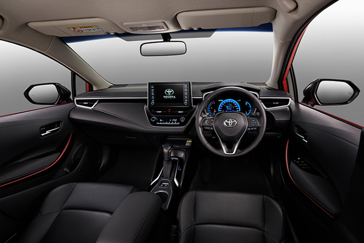 Phiên bản tiêu chuẩn “1.6 J Limo” của Corolla Altis 2021 tại Thái được trang bị đủ dùng với đèn pha bi-halogen, tích hợp LED ban ngày, đèn hậu LED. Gương chiếu hậu tích hợp đèn LED báo rẽ. Phanh đĩa cho 4 bánh. Trong khi nội thất ghế bọc Vải, trang bị giải trí với AM / FM, CD 4 loa. Trang bị an toàn đầy đủ với 7 túi khí, phanh ABS/BA/EDB, chống trượt, cân bằng điện tử và khởi hành ngang dốc.