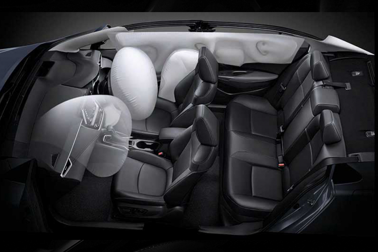 Trong khi tại Việt Nam, phân khúc sedan hạng C của Corolla Altis vốn có nhiều đối thủ từ Hàn. Chính vì thế, Corolla Altis bị đẩy vào thế khó hơn vì có nhiều đối thủ cạnh tranh về giá bán lẫn trang bị. Trong năm ngoái, doanh số của Corolla Altis tại Việt Nam chỉ hơn “đồng hương” Honda Civic (nhập Thái).