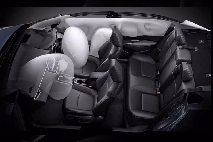 Trong khi tại Việt Nam, phân khúc sedan hạng C của Corolla Altis vốn có nhiều đối thủ từ Hàn. Chính vì thế, Corolla Altis bị đẩy vào thế khó hơn vì có nhiều đối thủ cạnh tranh về giá bán lẫn trang bị. Trong năm ngoái, doanh số của Corolla Altis tại Việt Nam chỉ hơn “đồng hương” Honda Civic (nhập Thái).