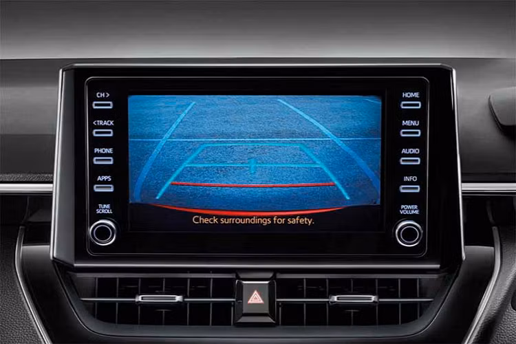 Mặc dù thế hệ mới của Corolla Altis được bán ra ở Thái Lan ngay từ rất sớm (ra mắt tháng 9/2019). Tuy nhiên, doanh số bán hàng của Corolla Altis trên đất Thái khá thấp trong phân khúc. Trong năm ngoái, Corolla Altis 2020 chỉ bán được 8.152 xe, chiếm khoảng 28,5% thị phần trong phân khúc sedan hạng C. Trong khi đối thủ Civic chiếm thị phần cao hơn lên tới 61,4% với 17.581 xe được bán ra.