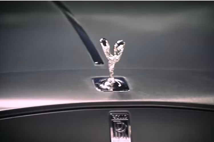 Bước tiếp theo, hãng độ sử dụng bản quét 3D của Rolls-Royce để tạo ra các tấm thân xe 103EX theo yêu cầu.