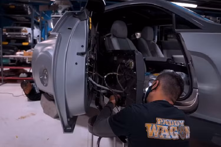 Trước sự tò mò của cư dân mạng, West Coast Customs đã quyết định hé lộ quá trình để xây dựng chiếc Rolls-Royce Wraith của Justin Bieber. Theo đó, bản độ được lấy cảm hứng từ mẫu xe điện concept Rolls-Royce 103EX mà hãng giới thiệu vào năm 2016. Vì quá mê thiết kế của 103EX nên Justin Bieber đã nhờ tới West Coast Customs.