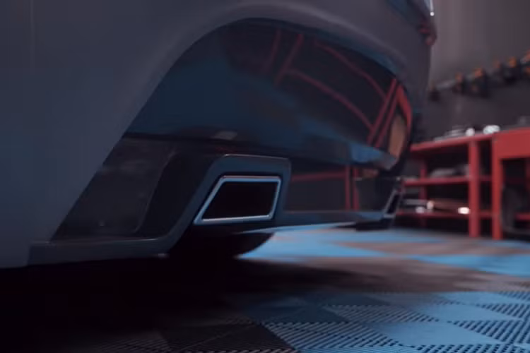 Có thể thấy phần đáng chú ý nhất của chiếc xe chính là các tấm che bánh xe khiến xe trông như đang lơ lửng.